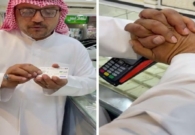 شاهد مواطن يشرح طريقة غريبة للدفع عن طريق الصراف بدون بطاقة