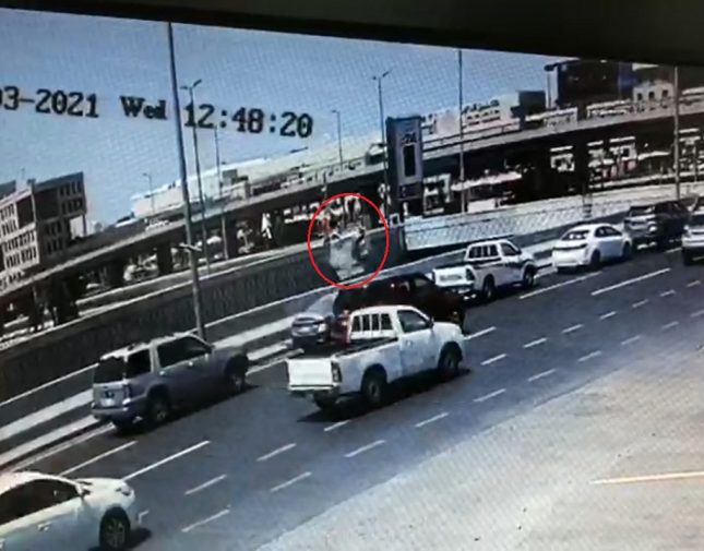 شاهد.. فيديو جديد يوثق لحظة سقوط سيارة من أعلى جسر التحلية بجدة