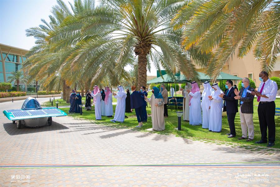 بالصور: جامعة الفيصل تكشف عن أول سيارة من إنتاجها تعمل بالطاقة الشمسية