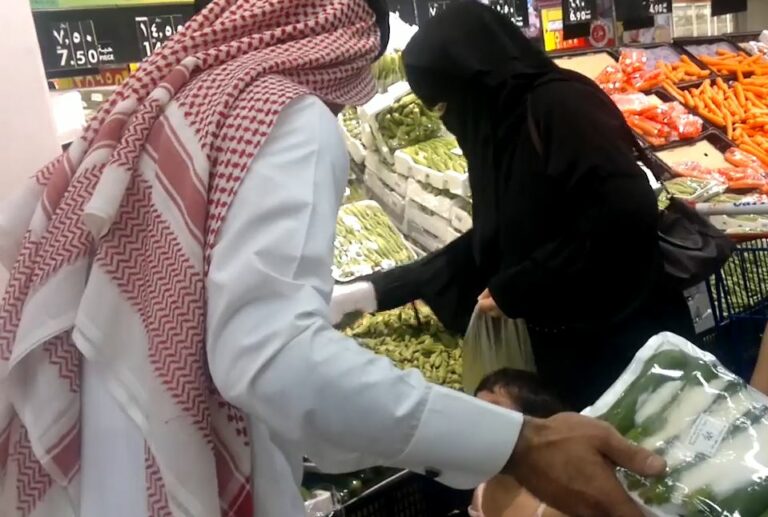 شاهد مواطن يعثر على خضروات فاسدة في متجر شهير ويتشاجر مع احد المسؤولين