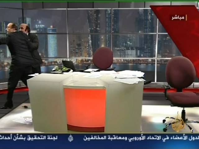 شاهد عراك بالأيدي على الهواء في برنامج الإتجاه المعاكس بقناة الجزيرة