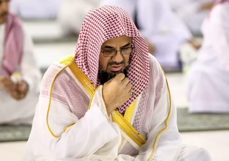 كشف حقيقة إعفاء الشريم من إمامة الحرم المكي