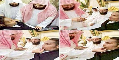 السديس يمازح بانعمة خلال عزاء والده ويضع التمر بفمه