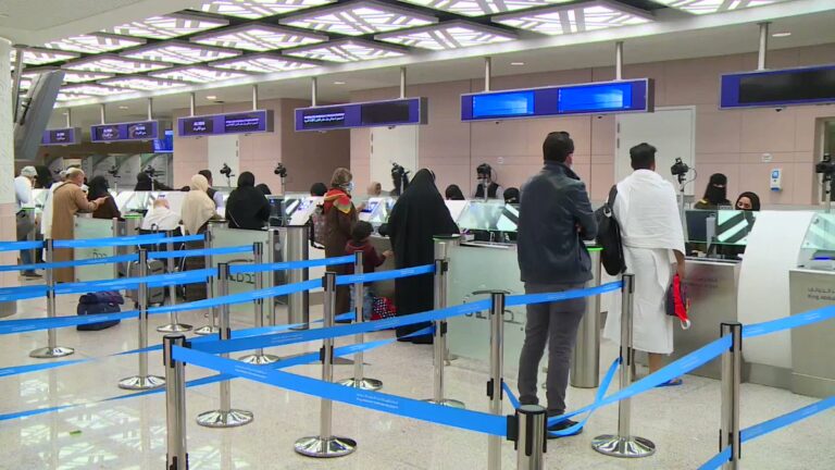 موظف بالخطوط السعودية يمنع عاملة منزلية من الصعود للطائرة مع مكفولها