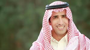 صور.. فايز المالكي يشارك في مشروع إفطار الصائمين بجدة
