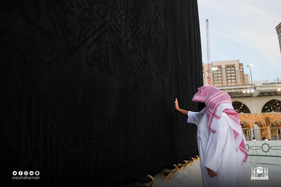 بالصور: السديس يطيب الكعبة المشرفة بأفخر أنواع العود 18f68d6c a828 4082 be17 abfe300ad435