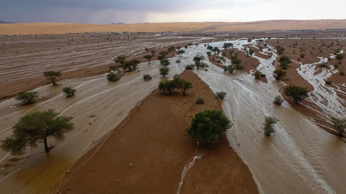 فيديو من حائل ينتشر عالميا.. سر حبات البرد على الصحراء