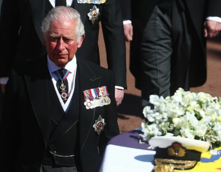 شاهد.. لحظة بكاء الأمير تشارلز في جنازة والده الأمير فيليب