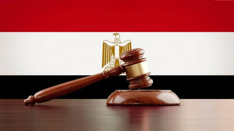 في واقعة هي الأولى من نوعها .. قاضٍ مصري يصدر حكماً ضد نفسه بسبب هاتفه!