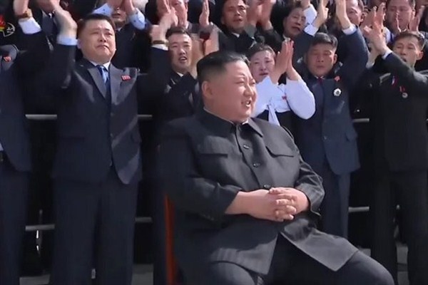 دون كمامات ولا تباعد.. شاهدكيم جونغ يلتقط صورة جماعية مع آلاف الكوريين الشماليين