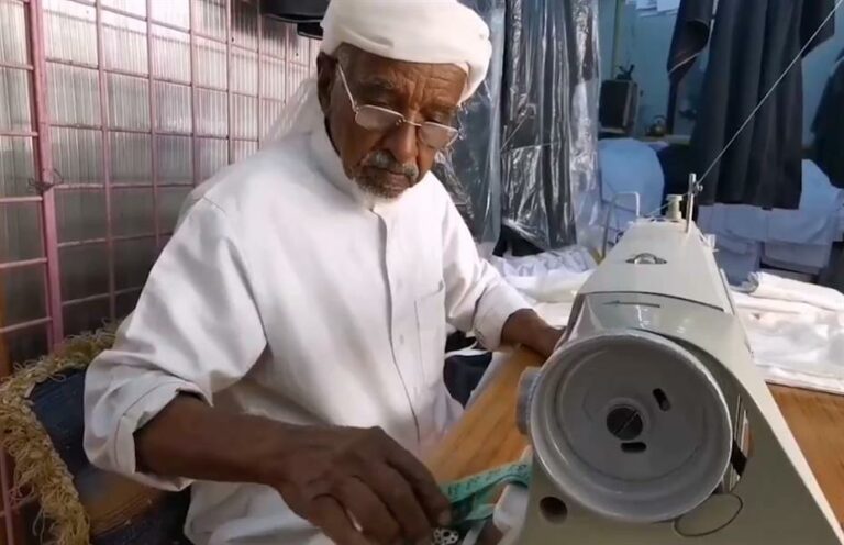 مواطن يروي قصة نجاحه في تفصيل وخياطة الأزياء النجرانية لأكثر من 50 عامًا -فيديو