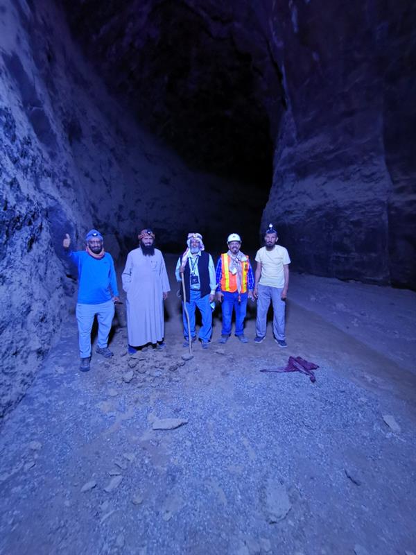 رحالة يستكشفون أحد كهوف حرة خيبر بالمدينة المنورة 75ef4eb9 cf18 4be8 a3f6 21c09e419b72 - رحالة يستكشفون أحد كهوف حرة خيبر بالمدينة المنورة