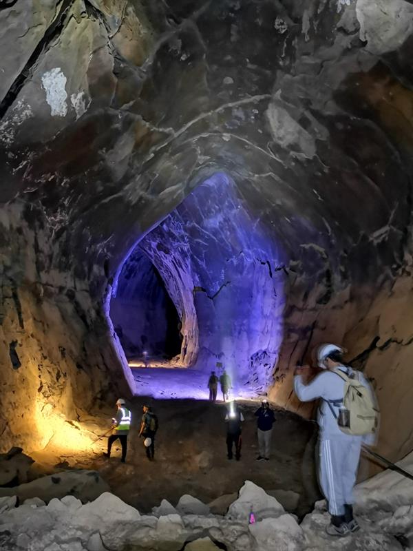رحالة يستكشفون أحد كهوف حرة خيبر بالمدينة المنورة 9e28a55c c22a 4b48 aa93 1c93a9bda75b - رحالة يستكشفون أحد كهوف حرة خيبر بالمدينة المنورة