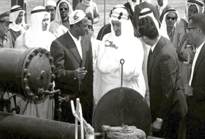 صورة تاريخية للملك فيصل أمام أكبر حقل نفطي مغمور في العالم