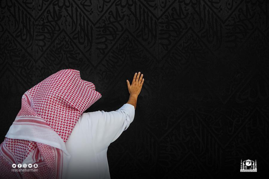 بالصور: السديس يطيب الكعبة المشرفة بأفخر أنواع العود c28665d2 97b2 4878 bbfb c655271b380d