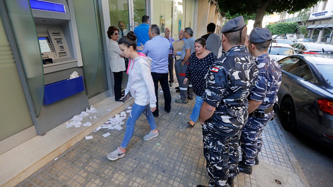 بعدما تبخرت أموال اللبنانيين في المصارف.. لبنان على وشك انهيار اقتصادي