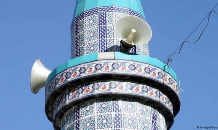 السماح باستخدام مكبرات الصوت للصفوف الممتدة خارج المسجد بالمدينة المنورة