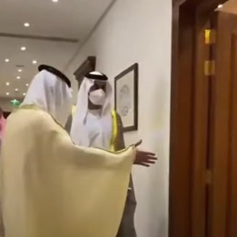 شاهد: مشهد عفوي عنوانه التواضع بين الجبير وسفير الإمارات يثير تفاعل المغردين