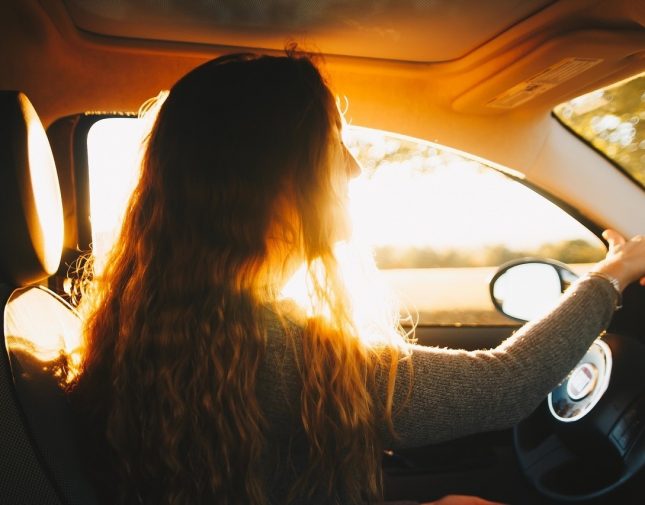 السماح للفتيات 17عاما بالحصول على تصريح لقيادة السيارة.. والكشف عن الشروط المطلوبة