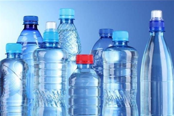أبرزها تقليل الخصوبة.. الكشف عن مخاطر استخدام زجاجات المياه البلاستيكية