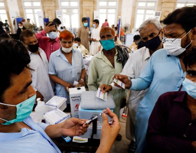 ولاية باكستانية تفرض عقوبة غريبة على رافضي التطعيم ضد كورونا !