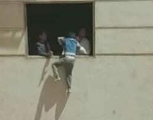 شاهد مصري يعلق طفل من نافذة بالطابق الرابع في الهواء