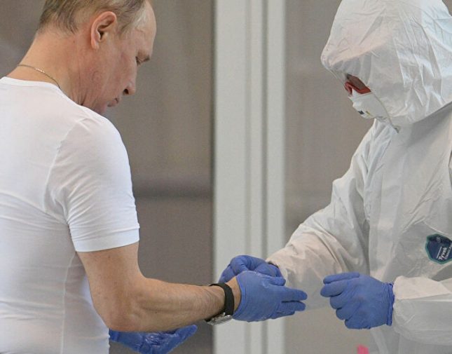 الرئيس الروسي يكشف عن اسم اللقاح الذي تلقاه ضد كورونا
