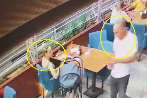شاهد فيديو صادم لتركي يكسر الزجاج على رأس زوجته في مقهى ويطعنها