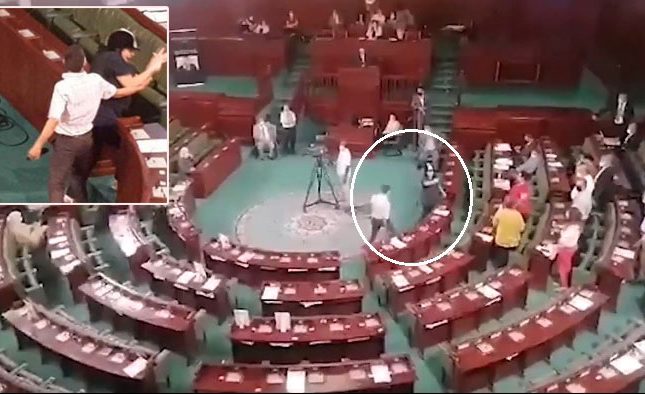 شاهد : نائب تونسي يعتدي على نائبة ويصفعها على وجهها داخل البرلمان