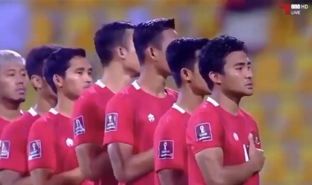 شاهد ردة فعل لاعبي المنتخب الإندونيسي عند سماعهم صوت الأذان أثناء عزف نشيدهم الوطني
