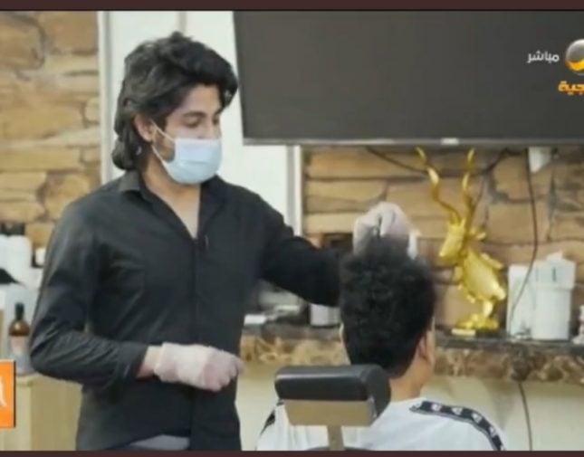 بالفيديو.. مواطن يروي تجربته مع مهنة تصفيف الشعر.. وكيف كانت بدايته؟