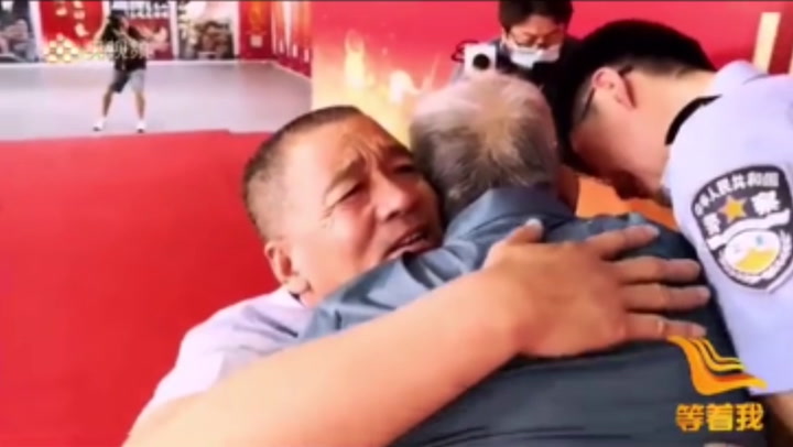 شاهد لقاء مؤثر.. أب يلتقي ابنه المختطف بعد 58 عاما