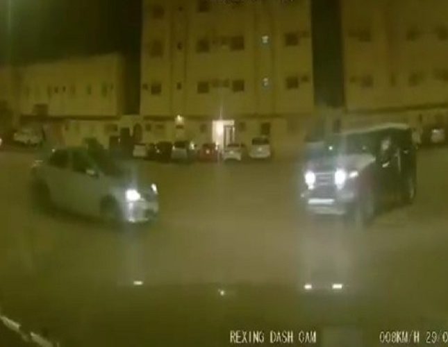 شاهد.. لحظة اصطدام مركبتين إف جي وكورولا في تقاطع بالرياض