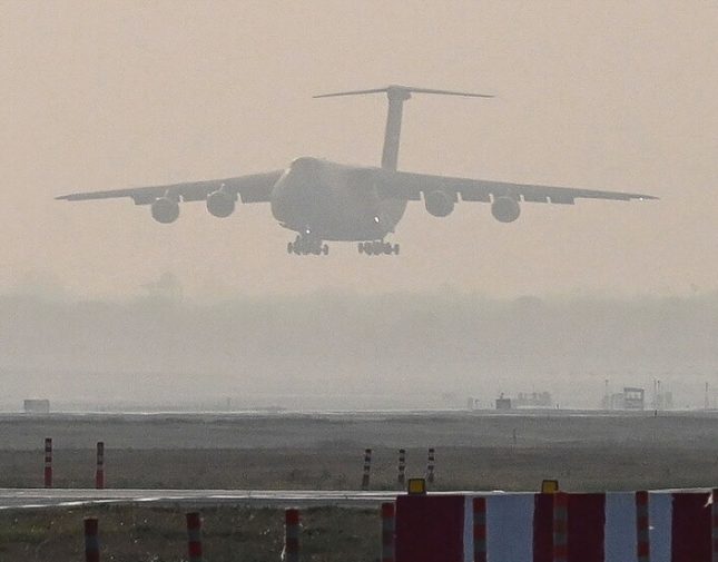 طائرة هندية تقل حمولة إلى السعودية تضطر للهبوط بعد ساعة من إقلاعها