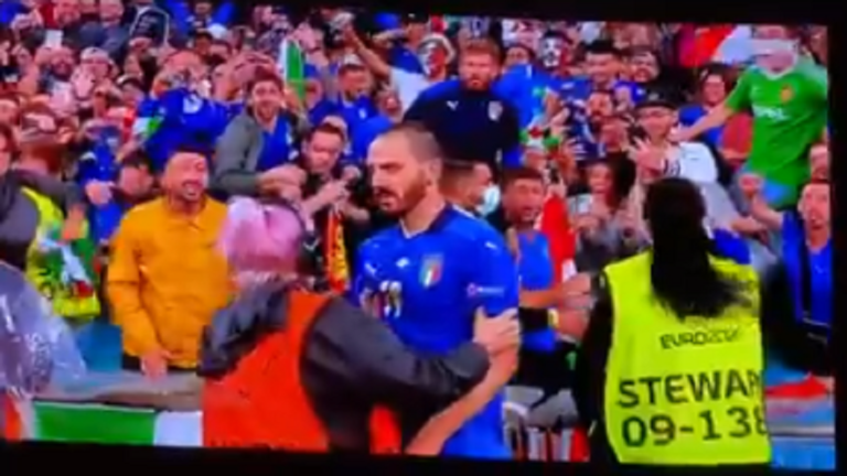 شاهد أغرب لقطة في لقاء إيطاليا وإسبانيا بنصف النهائي الأوروبي