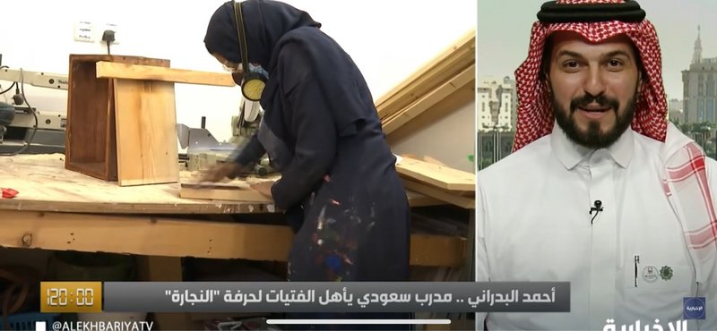فيديو.. شاب سعودي يؤهل الفتيات للدخول لمهنة النجارة