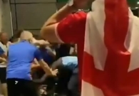 شاهد الجمهور الإنجليزي يفاجئ المشجعين الإيطاليين بـ كماشة أثناء خروجهم من الملعب ويعتدي عليهم بالضرب