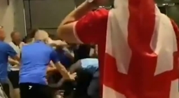 شاهد الجمهور الإنجليزي يفاجئ المشجعين الإيطاليين بـ كماشة أثناء خروجهم من الملعب ويعتدي عليهم بالضرب