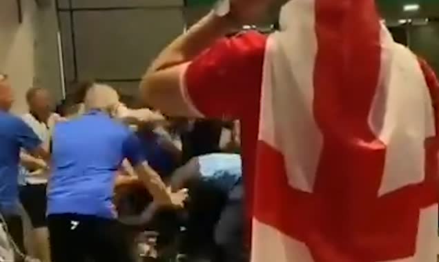 شاهد الجمهور الإنجليزي يفاجئ المشجعين الإيطاليين بـ كماشة أثناء خروجهم من الملعب ويعتدي عليهم بالضرب
