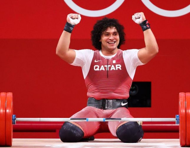 شاهد .. قطري من أصل مصري يحطم الرقم الأولمبي ويحصد أول ذهبية لبلاده في تاريخ الأولمبياد