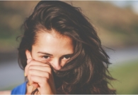 ما سبب رائحة الشعر المزعجة؟ وكيف تعالجين الأمر؟