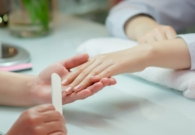 هل جلسات العناية بالأظافر آمنة على صحة المرأة الحامل؟