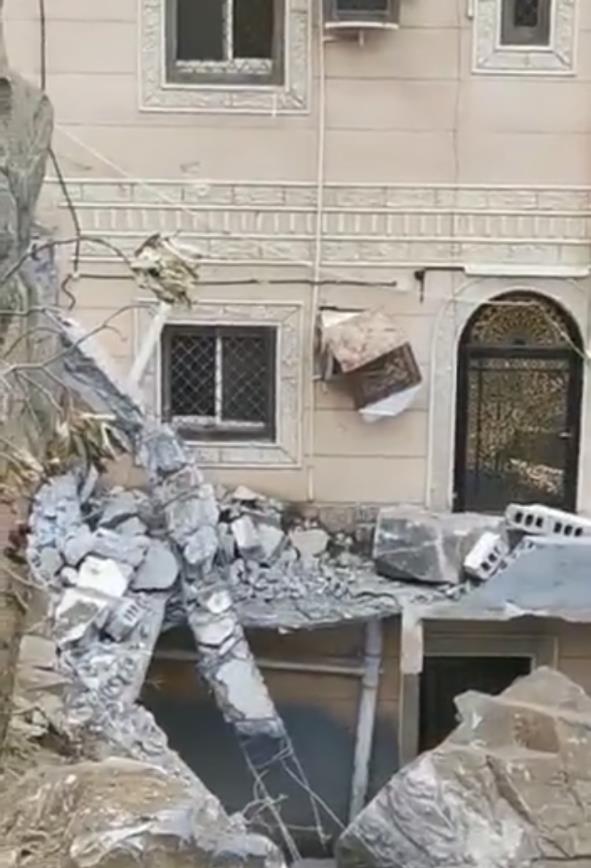 بالصور.. سقوط مروّع لصخرة ضخمة على منزل مواطن بفيفا إثر الأمطار 1dd60088 f90c 4e96 9a7b 5c011e9b709d - بالصور.. سقوط مروّع لصخرة ضخمة على منزل مواطن بفيفا إثر الأمطار