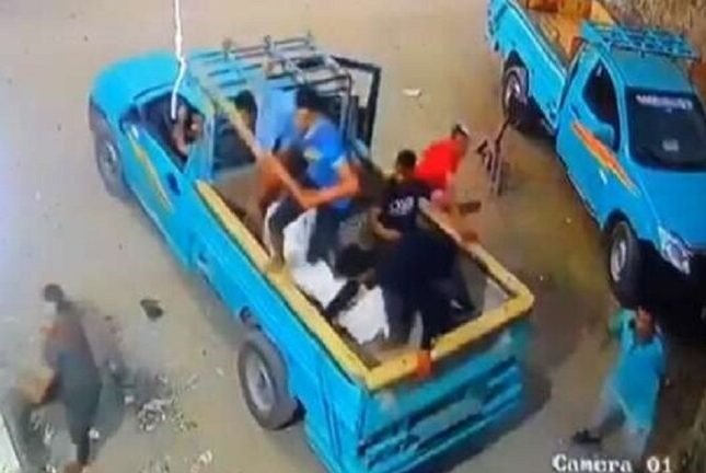 مصر.. تفاصيل جديدة في واقعة اعتداء مجموعة من الأشخاص على شاب بالعصي وسحله على الأرض أمام طفلته