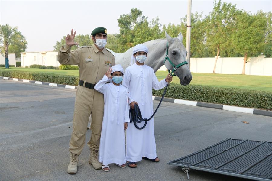 بالصور: شرطة دبي تحقق أمنية طفل بامتلاك خيل وتهديه فرساً