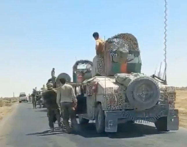 شاهد.. طابور من المدرعات العسكرية للقوات الأفغانية أثناء هروبها إلى إيران مع اقتراب طالبان من كابل