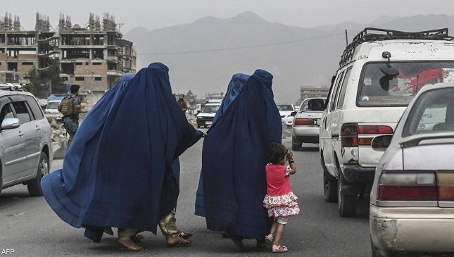 بعد نفاده من الأسواق.. النساء الأفغانيات يلجأن لأغرب شيء لصناعة البرقع وارتدائه