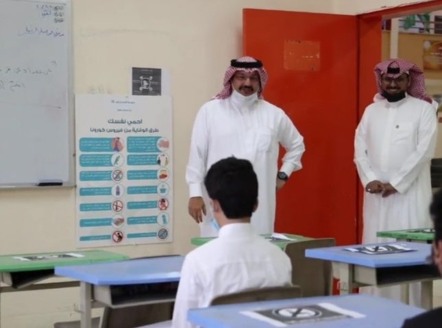 شاهد ماذا قال أمير عسير لطالب يمني التقى به داخل أحد الفصول المدرسية