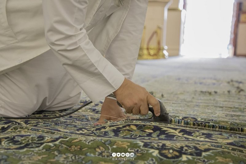 صور.. شؤون المسجد النبوي تستحدث سجاد المسجد عبر شرائح ذكية