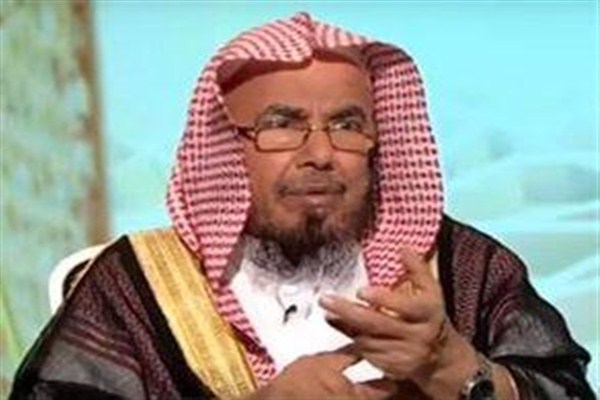 الشيخ المطلق يوضح حكم الصلاة في فناء المقابر-فيديو